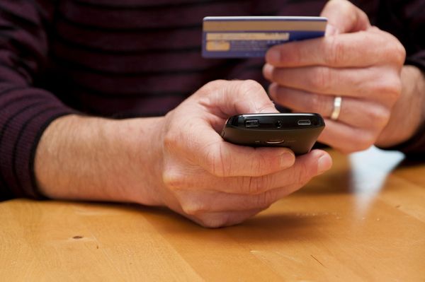 Житель Самары отправил мошенникам 1,5 млн рублей 1 мошенник-карта-телефон