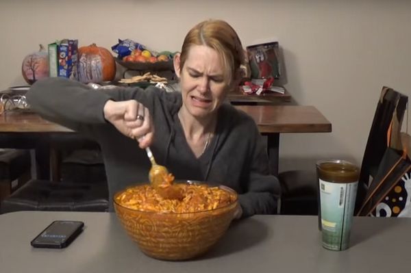 Женщина отметила Новый год, съев за 6 минут 12 банок спагетти в консервах: видео | CityTraffic