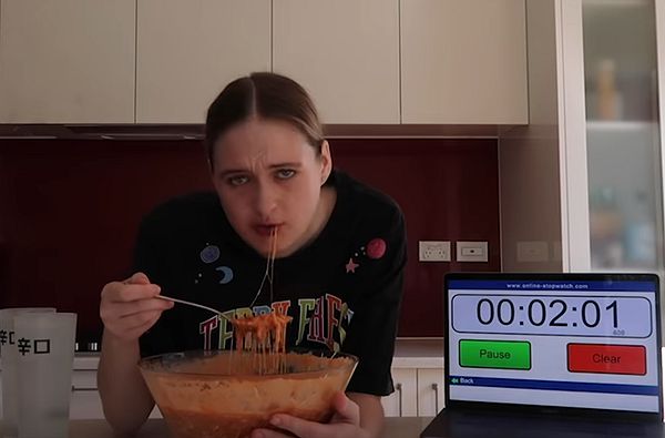 Женщина отметила Новый год, съев за 6 минут 12 банок спагетти в консервах: видео | CityTraffic