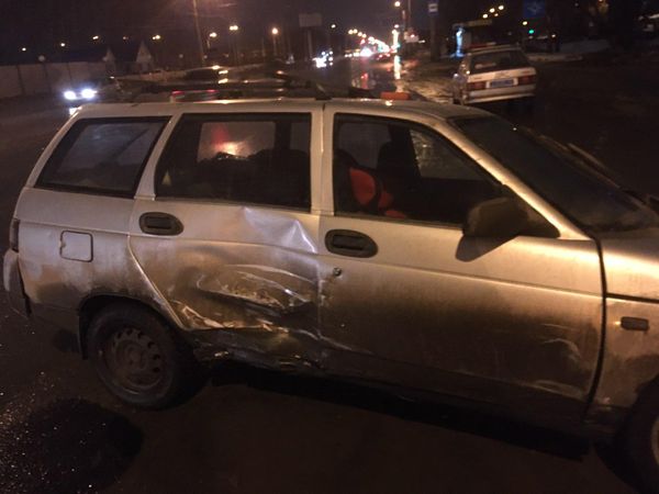 В Тольятти пострадала 4-летняя пассажирка автомобиля, который въехал в бордюр и в "Гранту" | CityTraffic