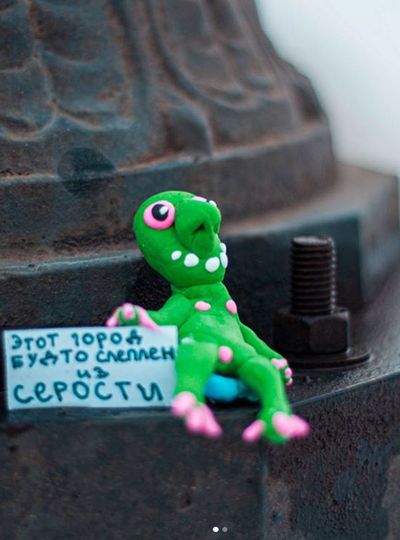 "Куклу вуду коренного жителя Тольятти через 50 лет" посадили на городской мост | CityTraffic