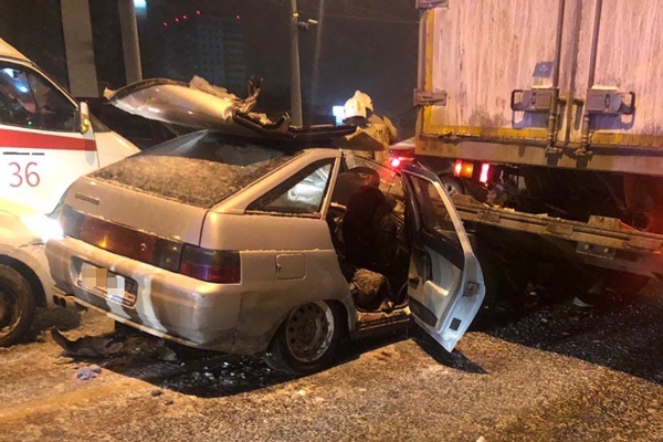 В Самаре на Московском шоссе легковушка влетела под грузовик, один человек погиб