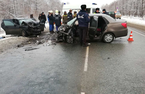 На автодороге «Самара – Бугуруслан» лоб в лоб столкнулись две легковушки, 2 человека погибли