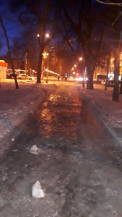 Жители Самары показали главе города экстремальные тротуары у Дворца спорта | CityTraffic