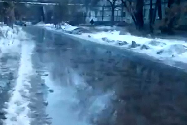 Жители Самары предложили устроить "заплыв на байдарках" по улице Заводской: видео | CityTraffic