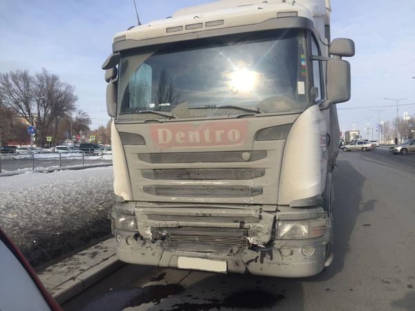 В Самаре грузовик устроил аварию с двумя легковушками | CityTraffic