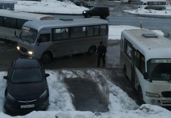 В Самаре городские автобусы заняли парковку перед домом на улице Мира | CityTraffic