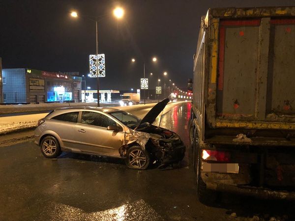 В Самаре ночью "опель" протаранил грузовик | CityTraffic
