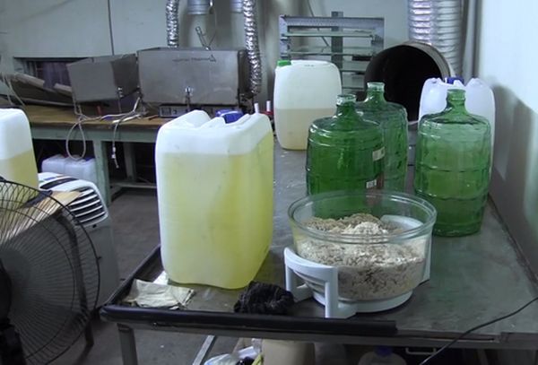 В "гаражной нарколаборатории" Тольятти изъяли более 12 кг "синтетики": видео | CityTraffic