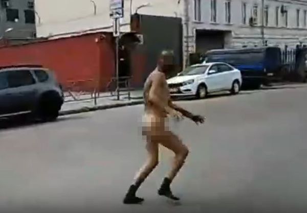 В Самаре голый "человек свободы" бегал по дороге и пугал автолюбителей: видео | CityTraffic