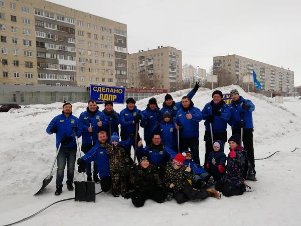В Тольятти на бульваре Ленина депутаты от ЛДПР залили горку для детей: видео | CityTraffic
