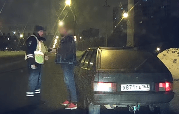 В Тольятти зоркость сотрудника ГИБДД позволила выявить две машины с одинаковыми номерами: видео | CityTraffic