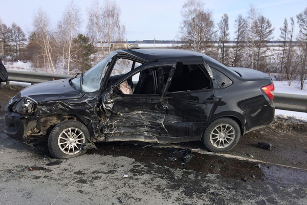 На автодороге «Волжский-Курумоч» водитель «Лады» не пропустил «Ниссан», пострадали 3 человека | CityTraffic