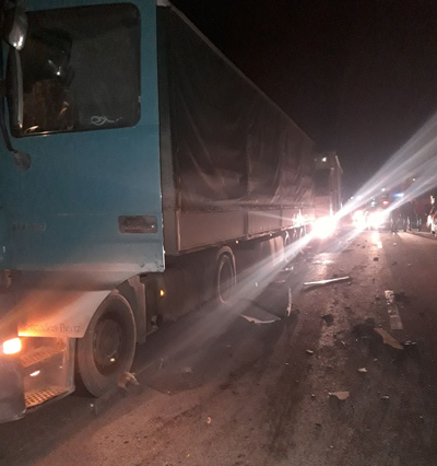 В Самарской области на трассе М-5 три человека попали под колеса фуры, двое погибли | CityTraffic