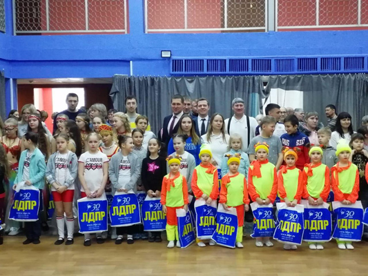 В Тольятти представители ЛДПР вручили подарки юным участникам спортивного праздника | CityTraffic