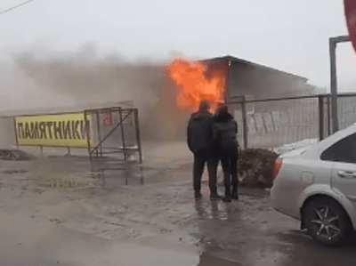 В Тольятти 20 человек тушили горящий торговый павильон на Обводном шоссе: видео