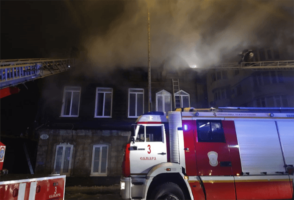 В Самаре ночью 85 человек тушили пожар в двухэтажном многоквартирном доме | CityTraffic