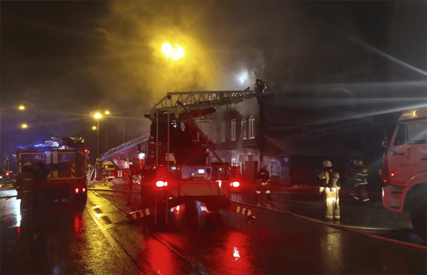 В Самаре ночью 85 человек тушили пожар в двухэтажном многоквартирном доме | CityTraffic