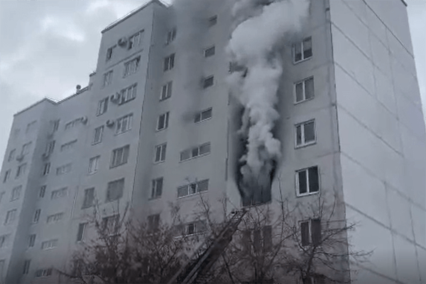 В Тольятти 18 человек тушили пожар в квартире дома на улице Офицерской: видео | CityTraffic