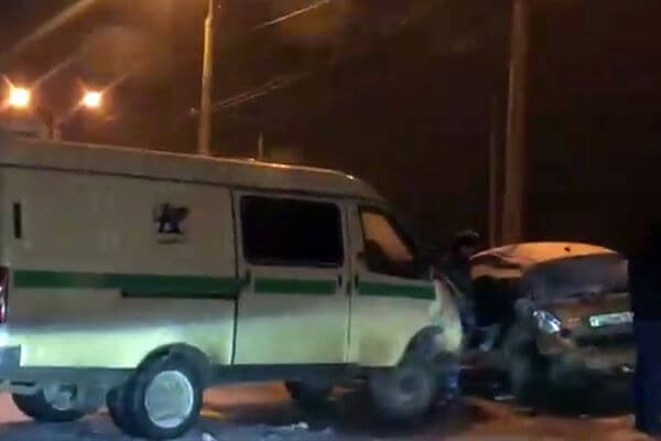 В Тольятти женщина на "Пежо" врезалась в автомобиль инкассаторов: видео | CityTraffic