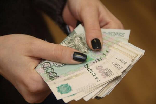 Жительница Самарской области принесла полицей­скому 100 тысяч рублей, чтобы продолжить торговать подделками