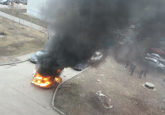В Тольятти во дворе много­этажки 7 человек тушили горящий автомобиль
