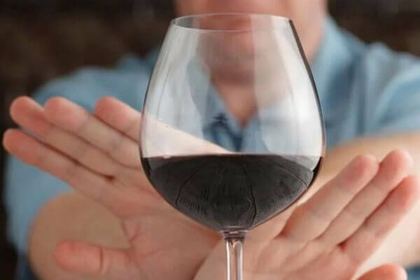 Алкоголь снижает сопро­тив­ля­е­мость организма коронавирусу
