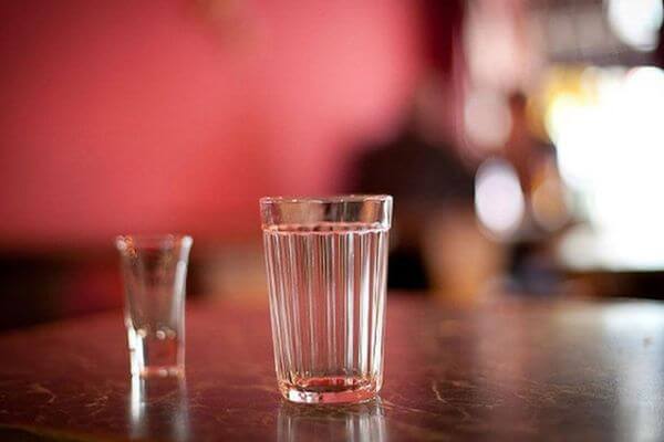 Госдума наделила регионы правом ограни­чивать время продажи алкоголя в «разли­вайках»