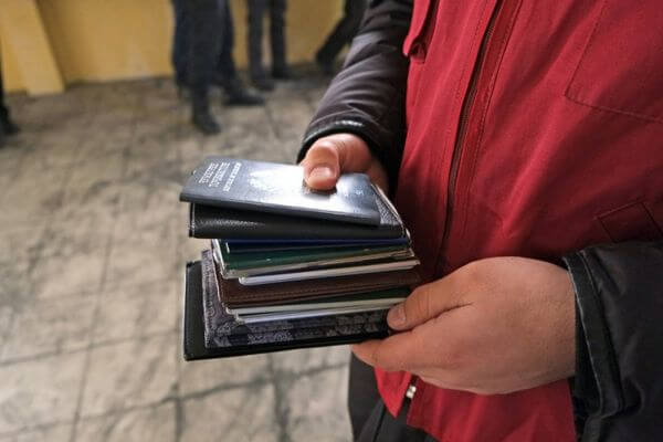 Жительница Самарской области за деньги прописала у себя троих нелегалов | CityTraffic