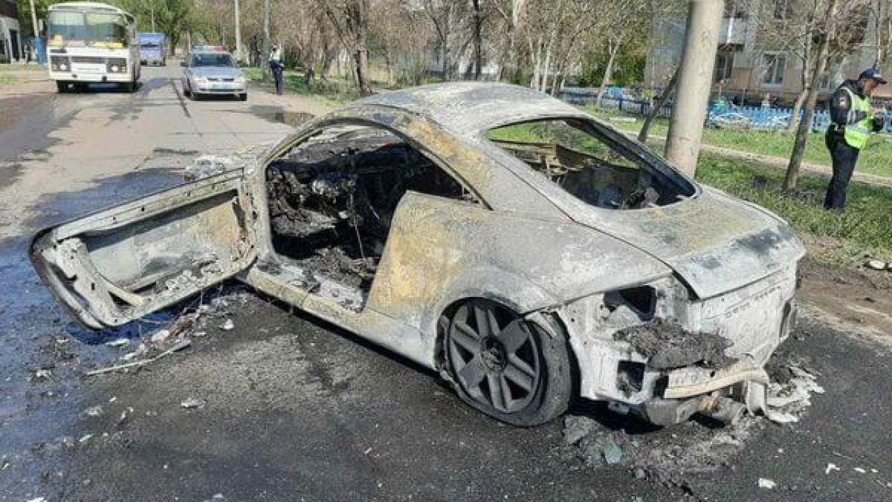 В Самаре «Ауди ТТ» врезалась в столб и загорелась, водителя разыскивает  полиция: видео | CityTraffic