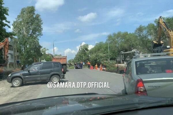 В Самаре упавшее дерево перего­родило дорогу на пересе­чении Пугачевского тракта и улицы Бакинской