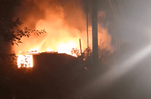 Ночью в дачном массиве возле Тольятти 12 человек тушили горящий дом