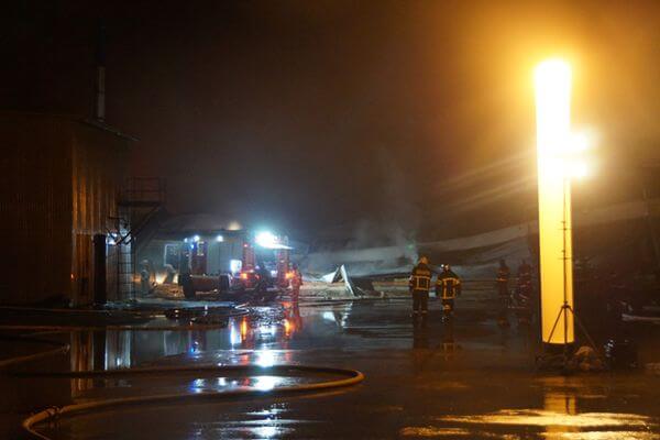 Площадь пожара на складе в Самаре сокра­тилась до 650 квадратных метров