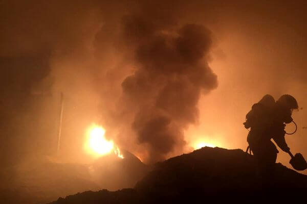 В Тольятти 6 часов тушили пожар на терри­тории бывшего завода «Фосфор»