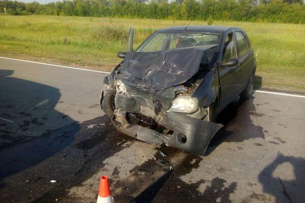 В Самарской области водитель "Рено" врезался в "Мередес" и попал в больницу | CityTraffic