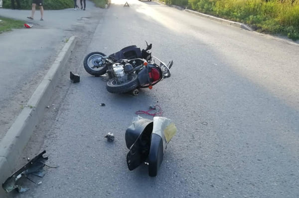 В Сызрани два подростка на мопеде врезались в "копейку" и оказались в больнице | CityTraffic