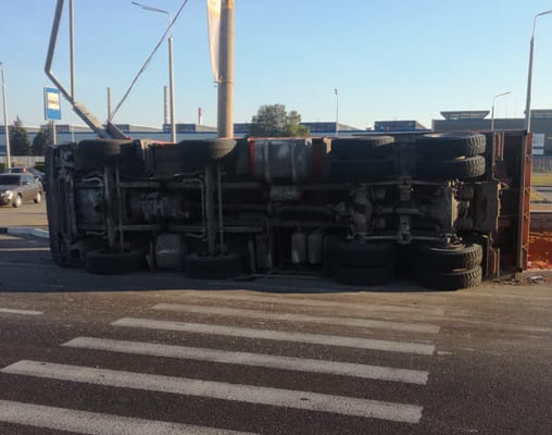 В Тольятти на Южном шоссе опрокинулся грузовик, водитель погиб
