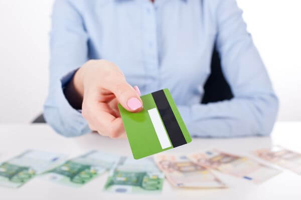 В марте жители Самарской области оформили на 27% больше кредитных карт, чем в феврале