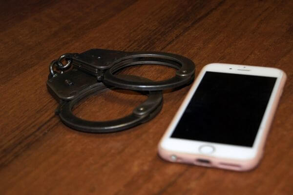 Продавец из Самарской области украла на работе 2 смартфона, 2 защитных стекла и 3 зарядки