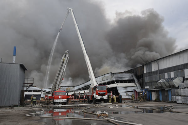 Губернатор поручил проверить компанию, которая оценивала пожарную безопас­ность горящего склада в Самаре