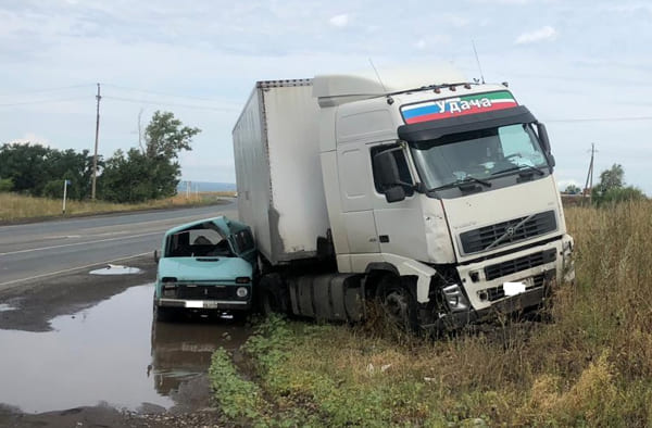 На обводной дороге Самары «Лада» при развороте врезалась в грузовик, пострадал водитель легковушки