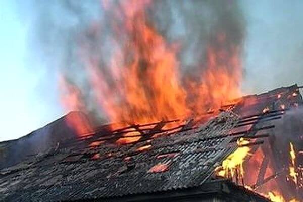 В Самаре на Горелом хуторе рано утром сгорел дом | CityTraffic