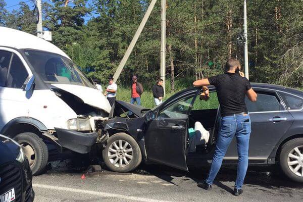 В Тольятти погиб водитель "Ниссана", который врезался в ГАЗель на встречной полосе в Зеленой зоне | CityTraffic