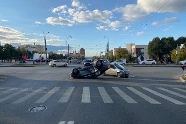 В Самаре "Дэу" опрокинул "Весту", пострадали женщина и ребенок | CityTraffic