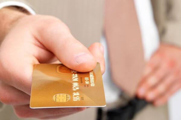 Сызранец нашел банковскую карту на остановке и потратил с нее 13 тысяч рублей
