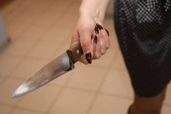 В Тольятти арестовали женщину, которая вспылила и порезала своего сожителя двумя ножами