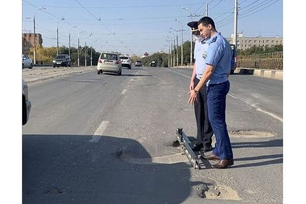 Прокуроры нашли на путепроводе по проспекту Кирова в Самаре ямы недопустимых размеров | CityTraffic