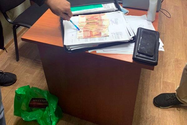 Житель Самары принес в полицию 40 тысяч рублей и армянский коньяк, чтобы его не наказали за фиктивную прописку мигрантов | CityTraffic