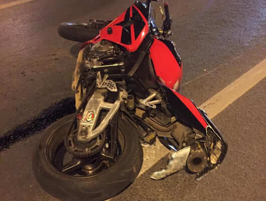 Мотоциклист и его пассажирка попали в больницу после столкновения со "Шкодой" в Самаре | CityTraffic