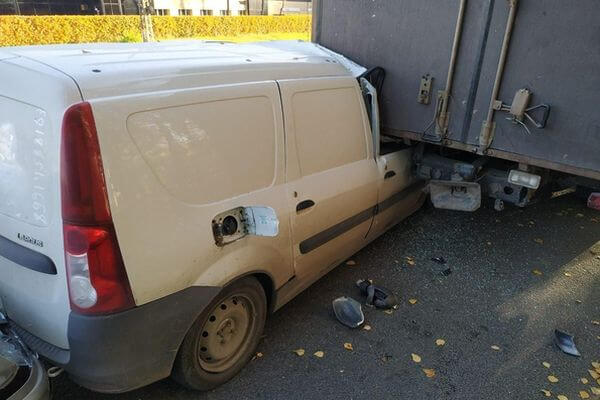 В Тольятти "Ларгус" влетел в припаркованный грузовик "Мерседес" | CityTraffic